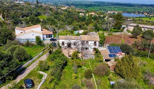 One Shot One Home vende casale a Canicattini bagni