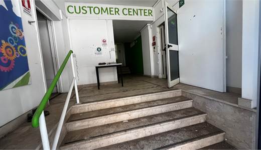 Ampissimo basso commerciale zona Umbertina